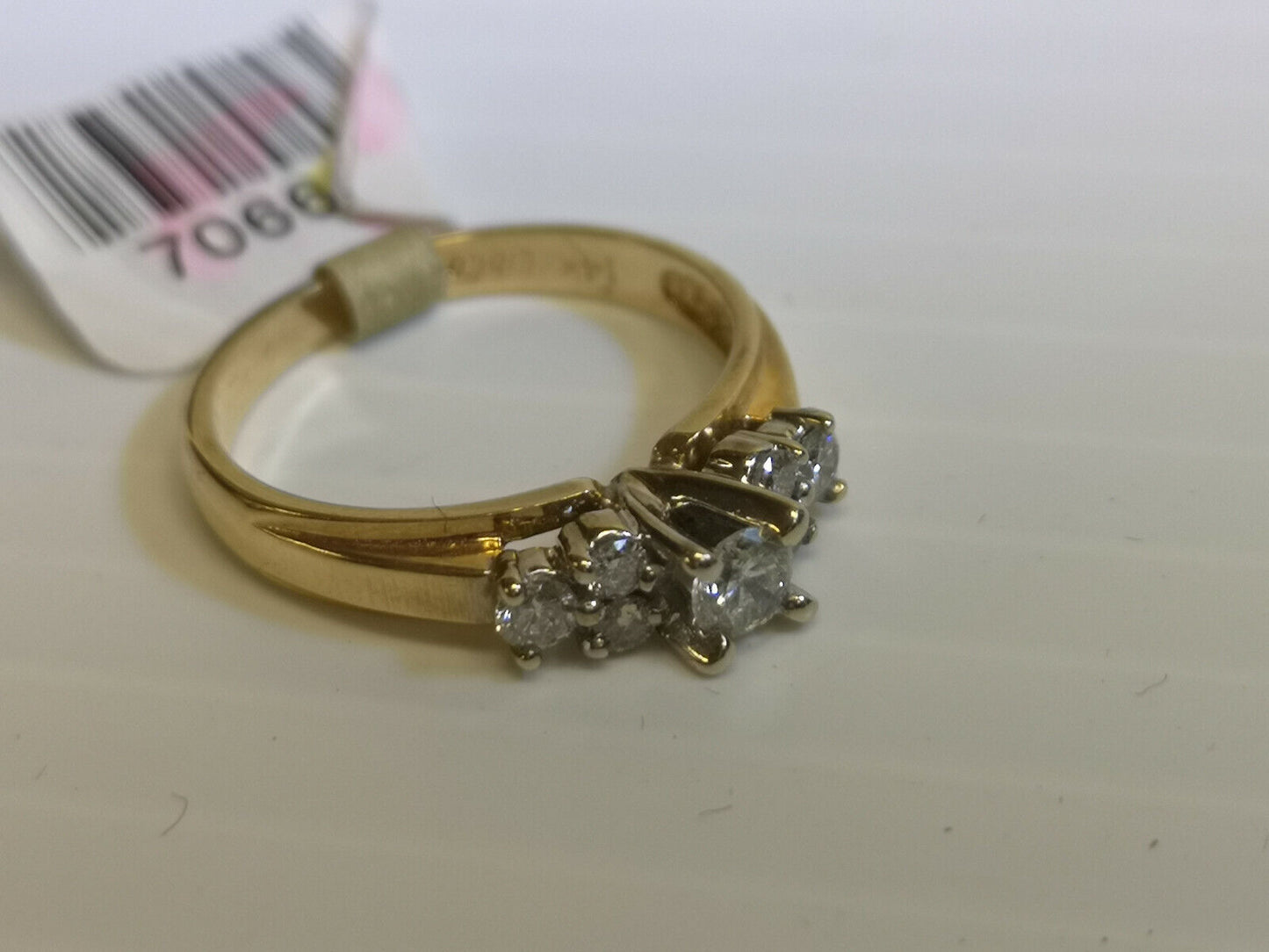 (N7066) 14K Gold Ring w/ Diamonds