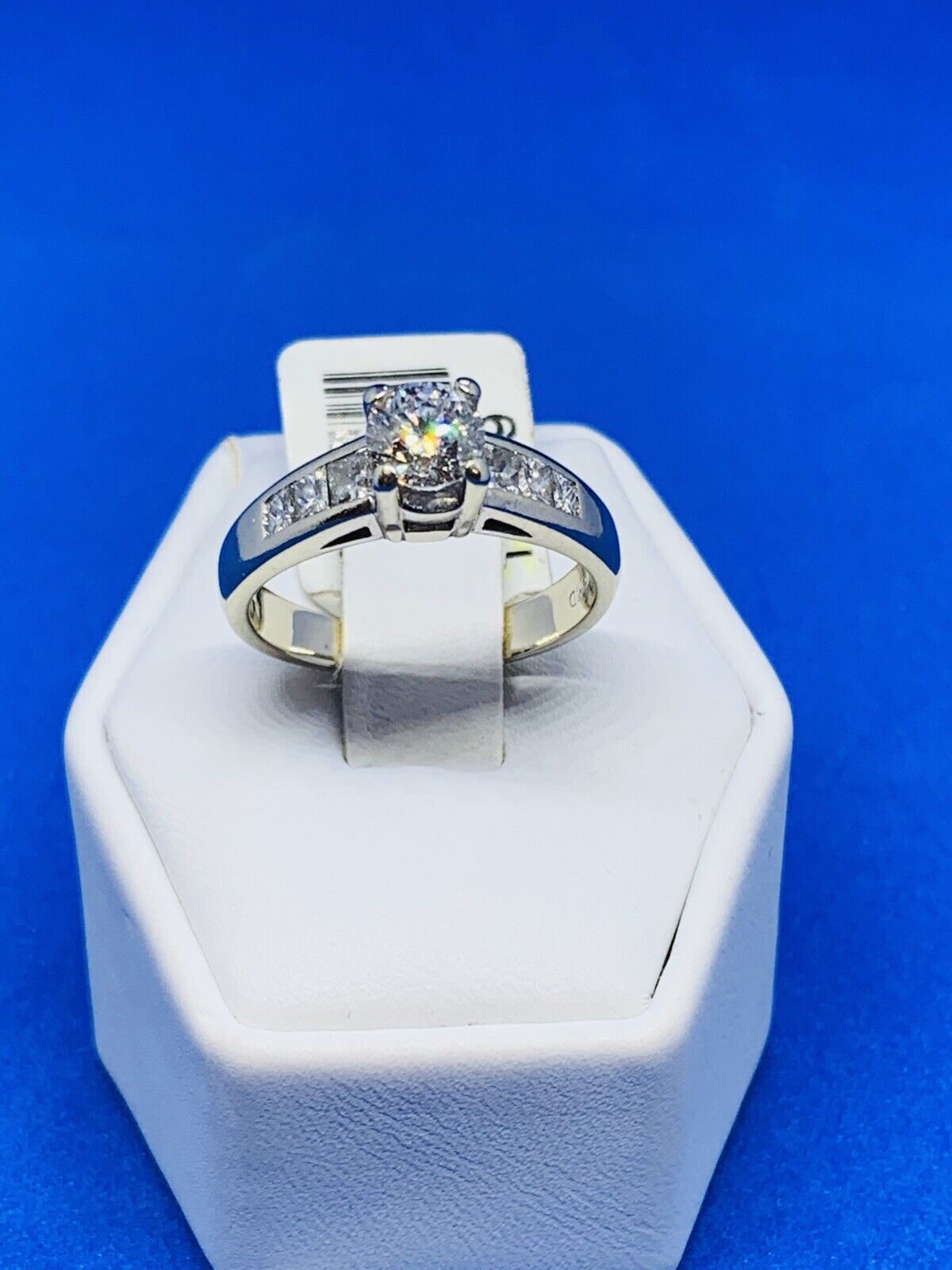 (N16029) Magnifique bague en diamant multistone en or blanc 14 carats