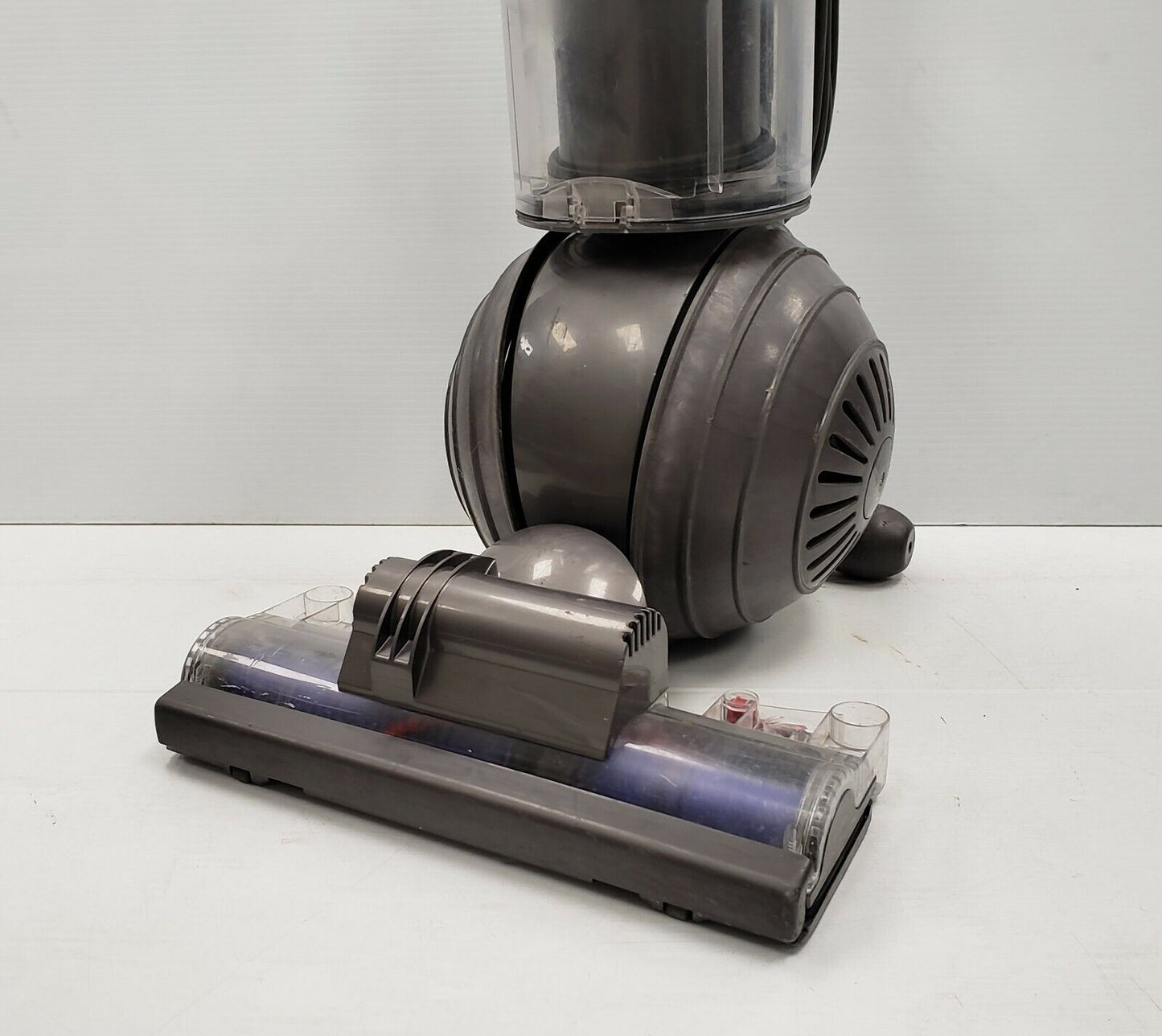 (26579-1) Aspirateur Dyson DC77