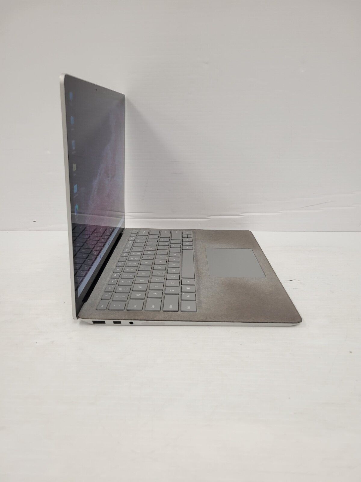 (46086-1) Microsoft 1769 Laptop