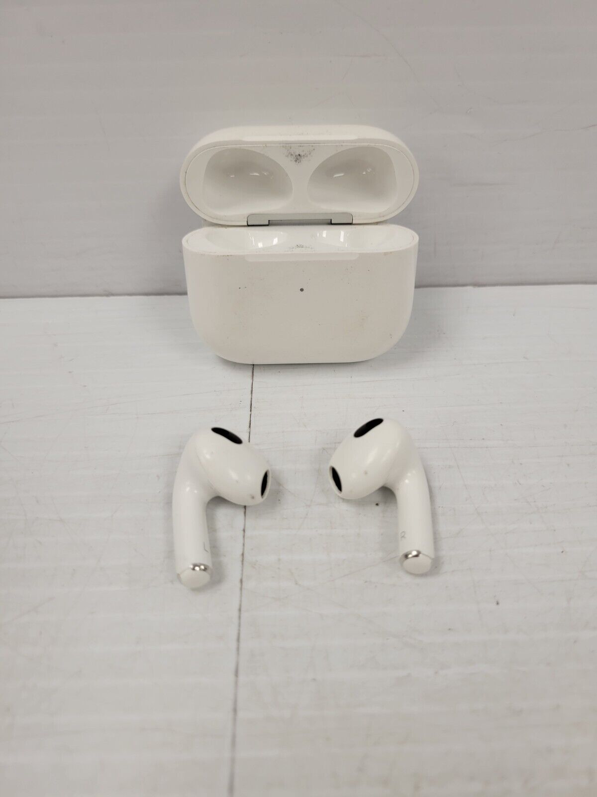 (53956-1) Apple A2566 Air Pods