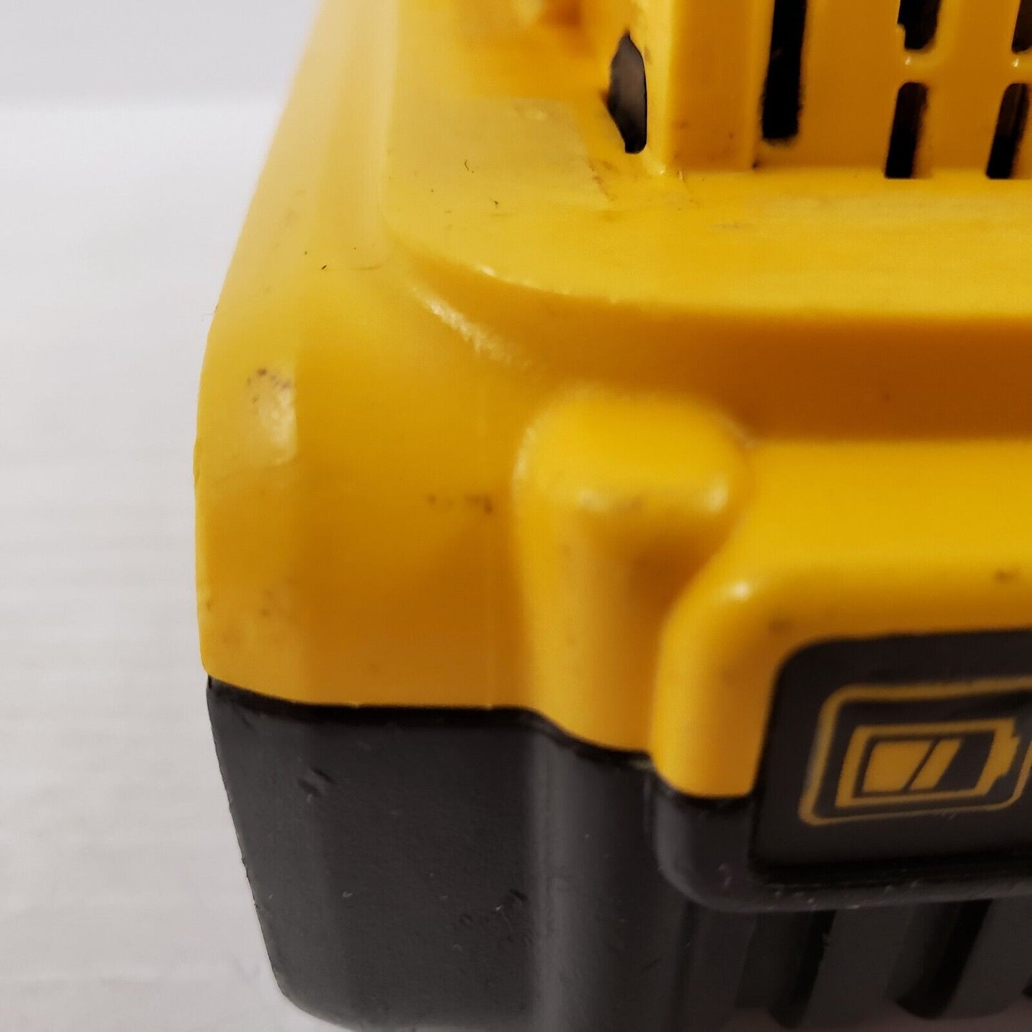 (I-34478B) Dewalt DCB205 Battery