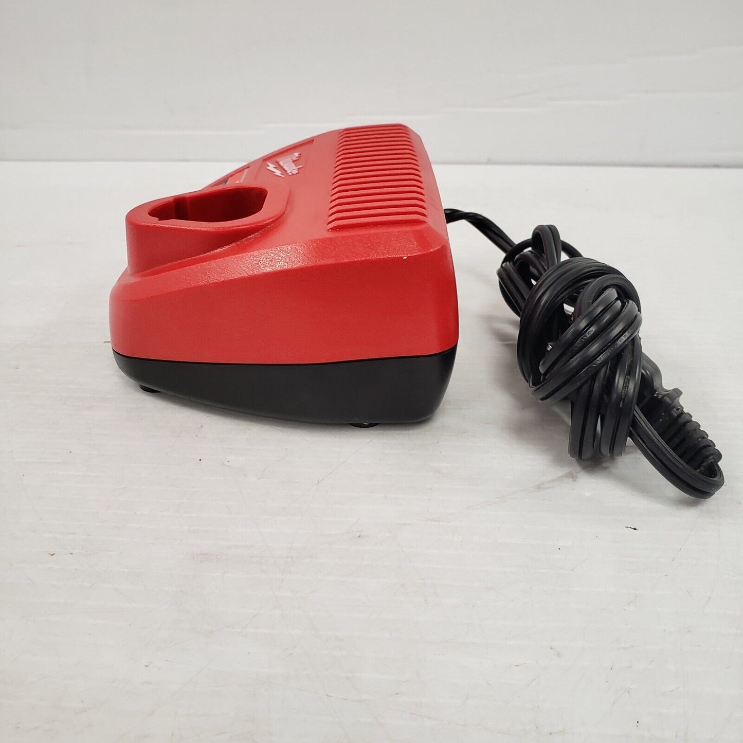 (I-34330) Chargeur et batterie Milwaukee 48-59-2401-1,5 Ah