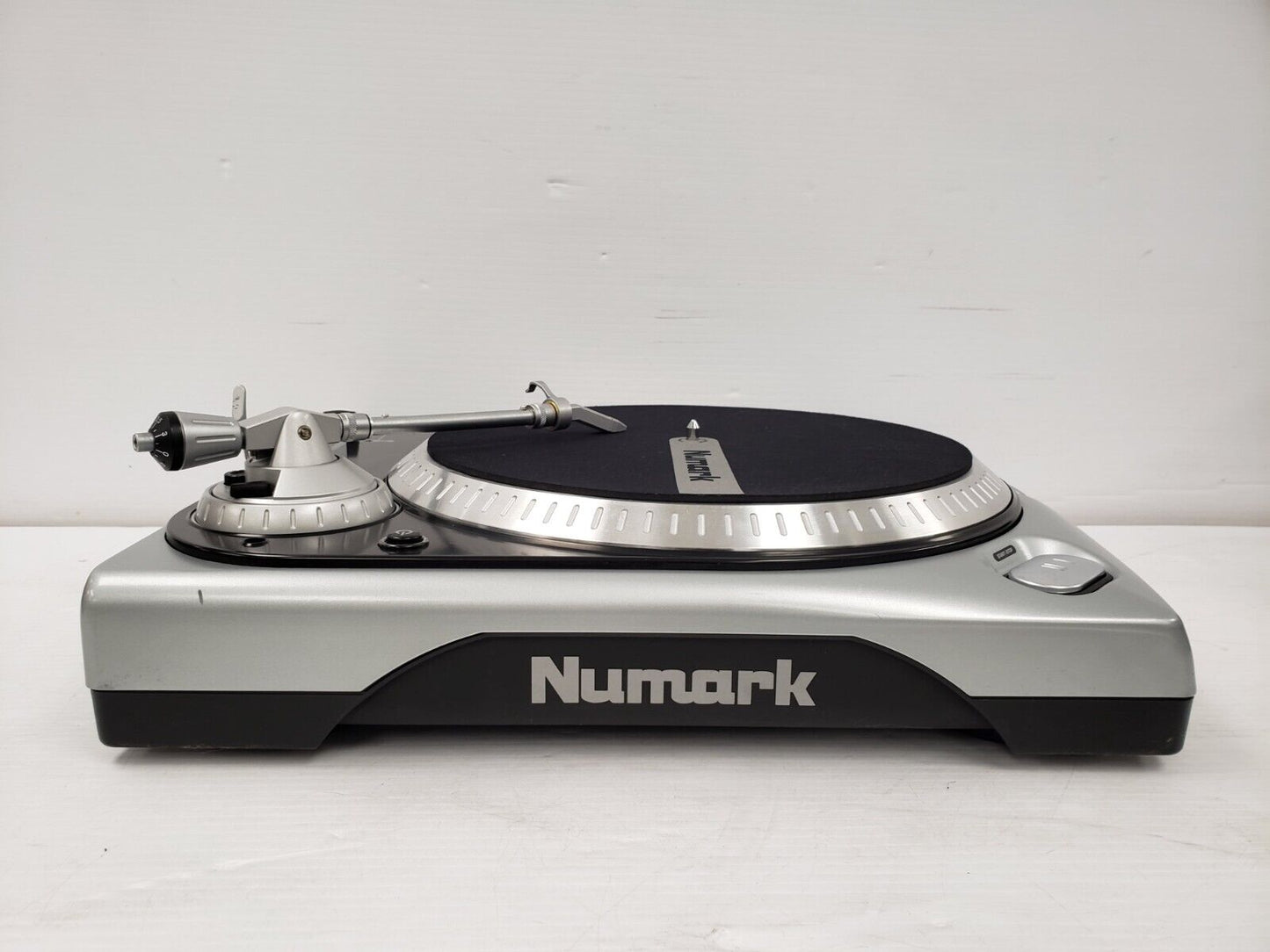 (43333-2) Numark TT200 Turntable