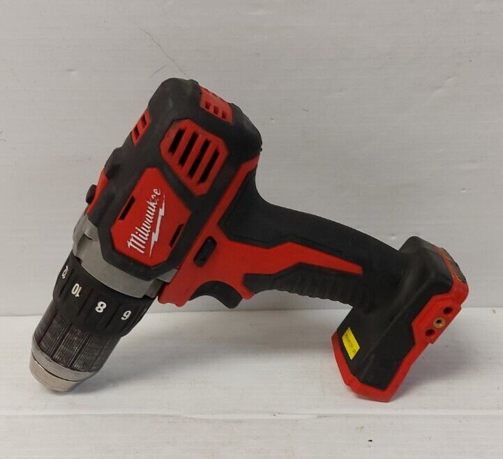 (N81435-1) Perceuse/visseuse Milwaukee 2606-20 1/2" avec batte