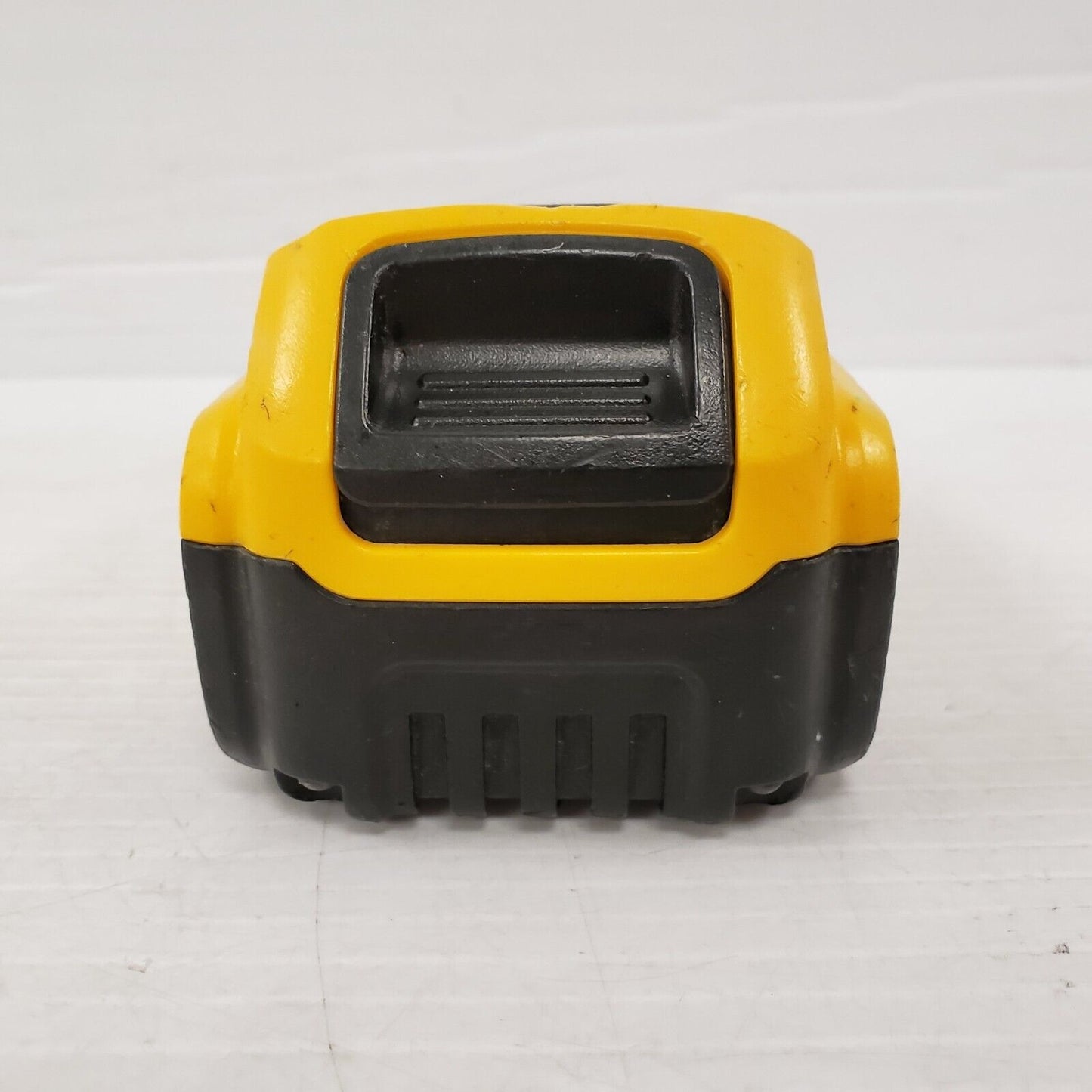 (I-34478B) Dewalt DCB205 Battery
