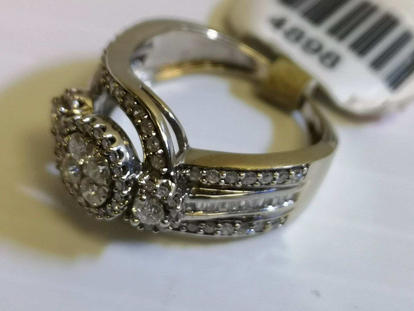 (N4898) 10K White Gold Ring w/ Diamonds