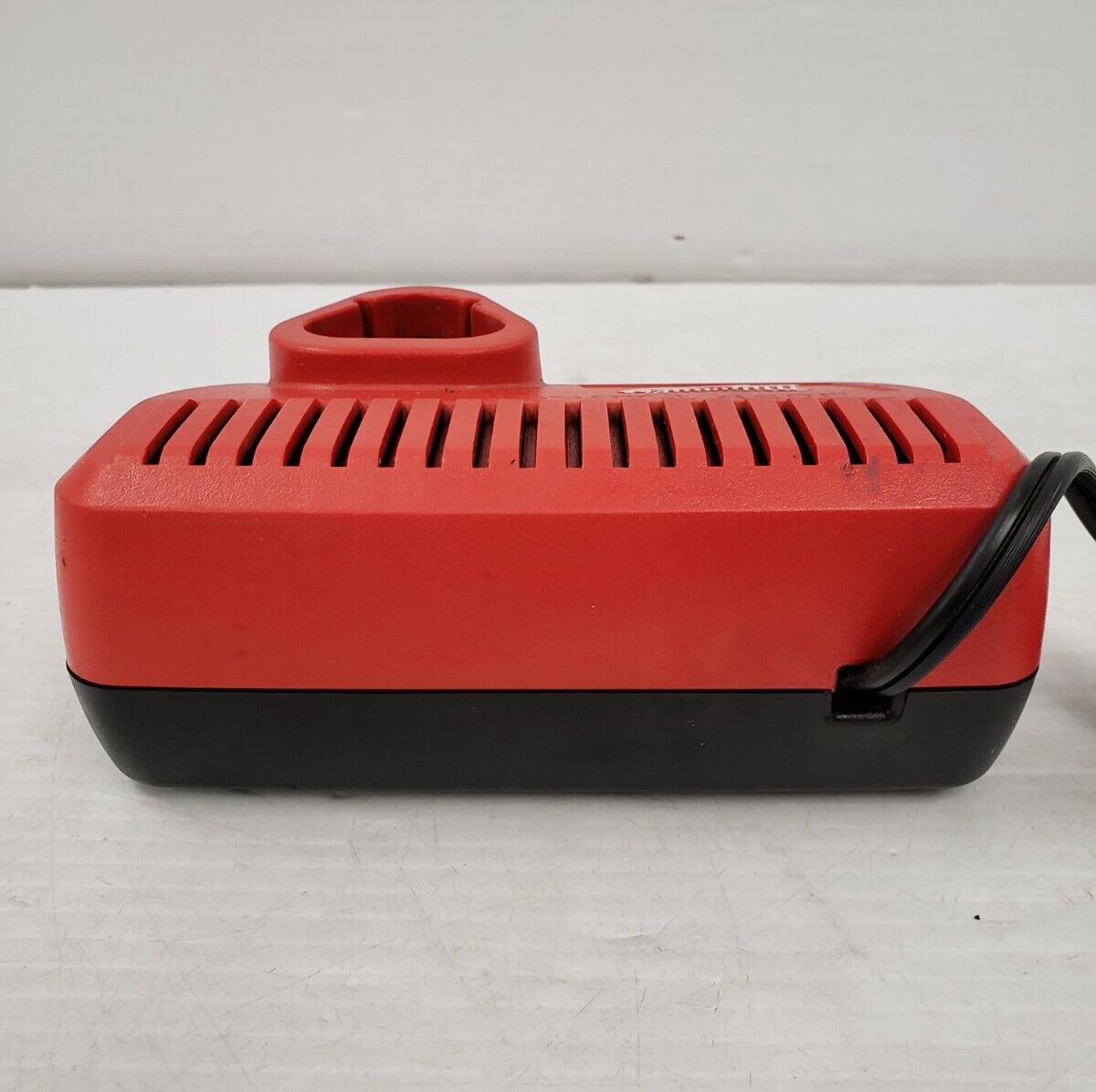 (I-33188) Milwaukee 48-59-2401 Charger