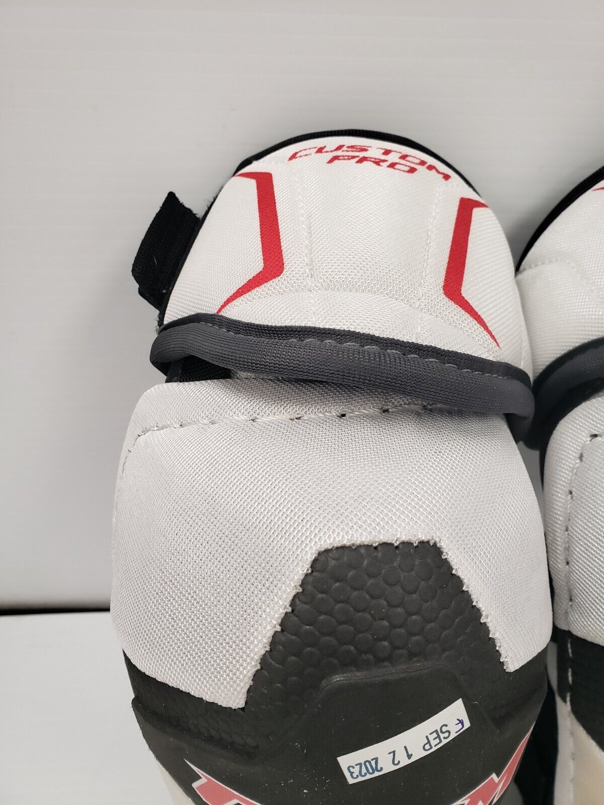 (46068-2) Coudières de hockey personnalisées CCM Pro