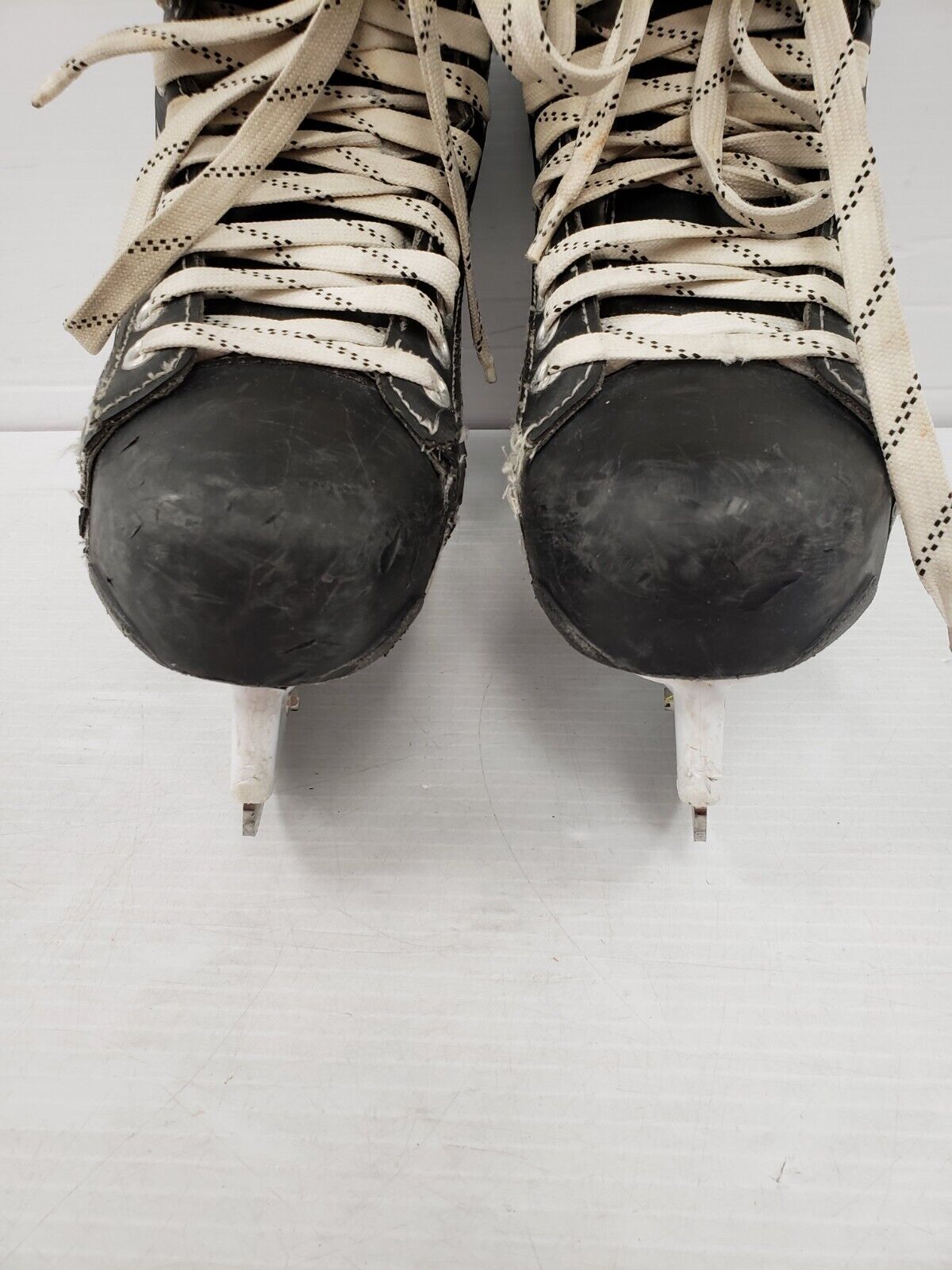 (50954-2) Easton Skates - Sz. 7.5D