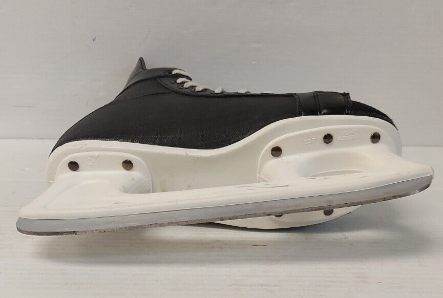 (NI-9423) CCM Champion 90 Hockey Skates Youth Sz: 4