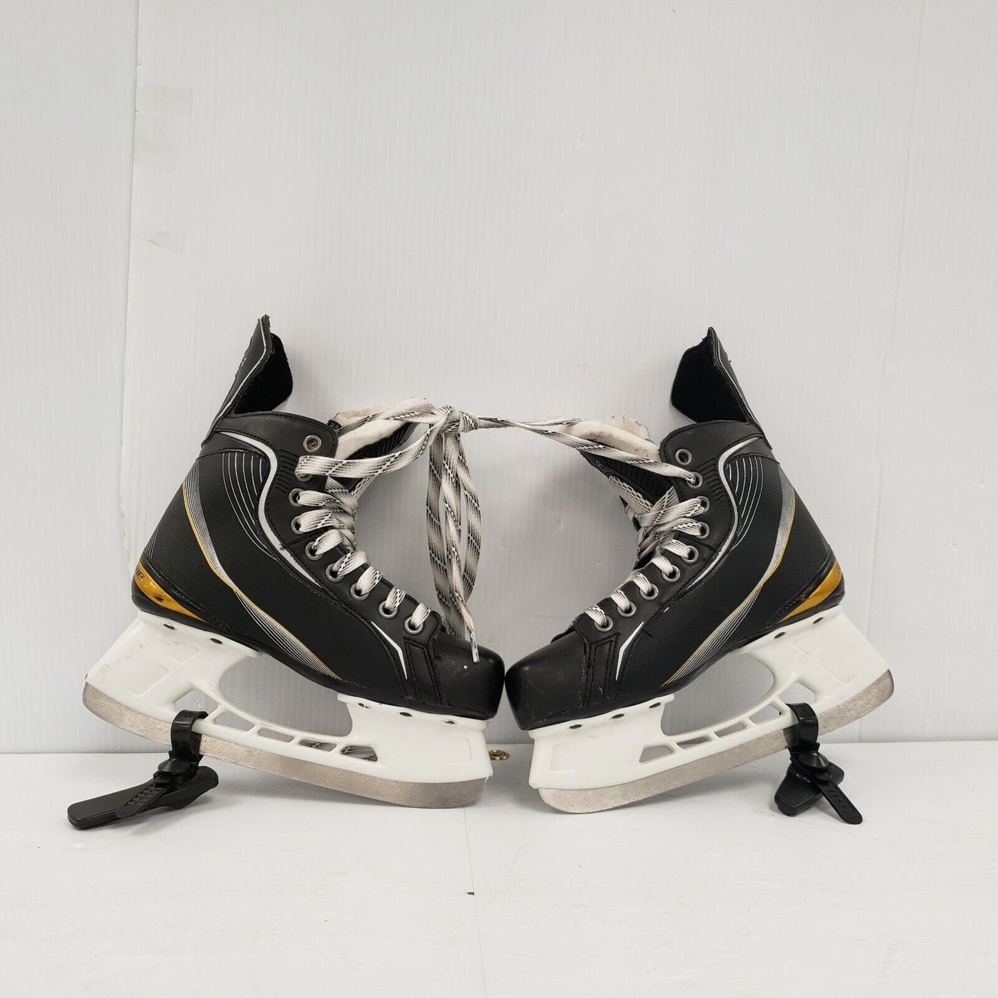 (8017-1) Bauer Supreme Skates