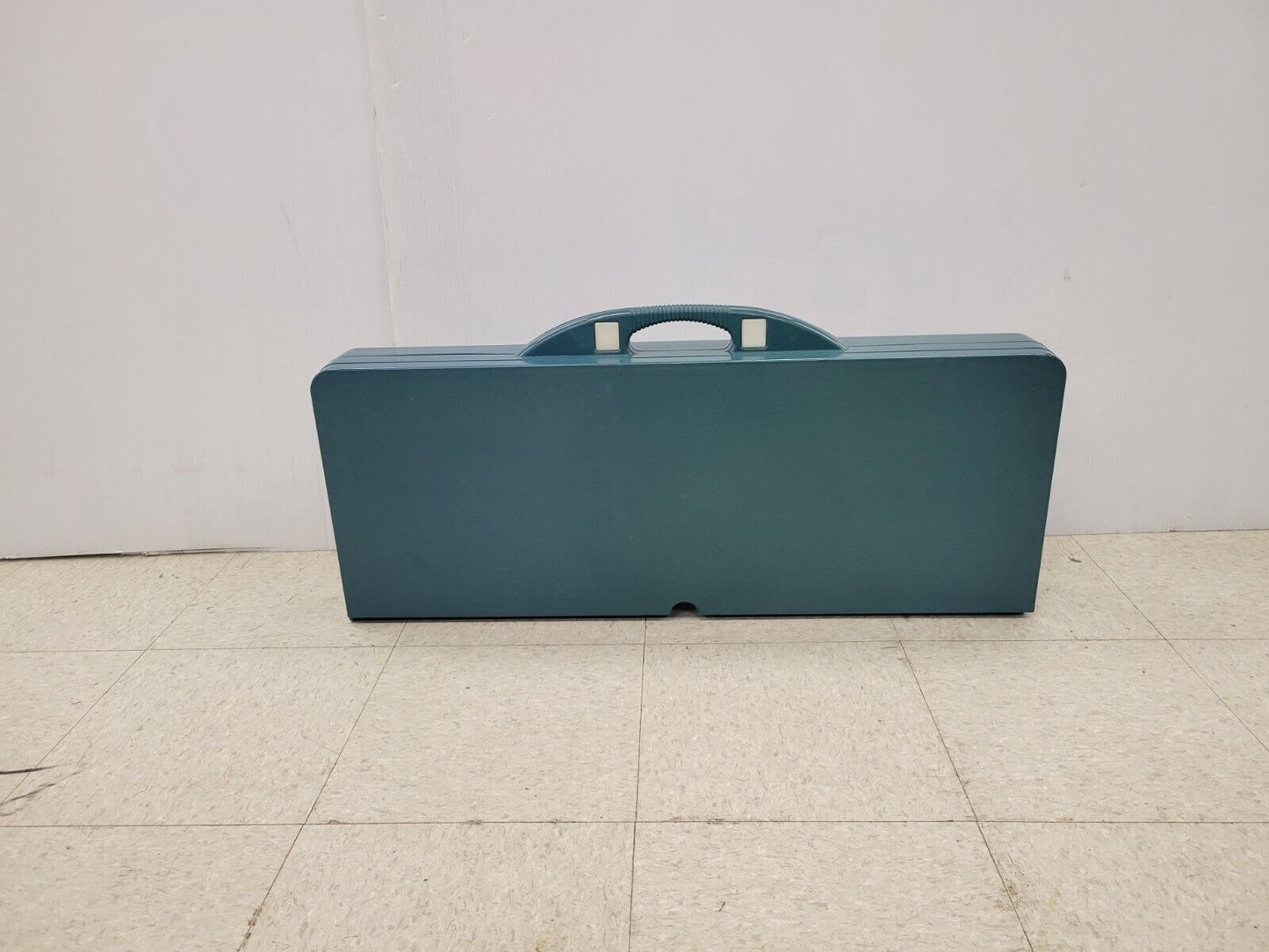 (54695-4) Table et chaises sans nom