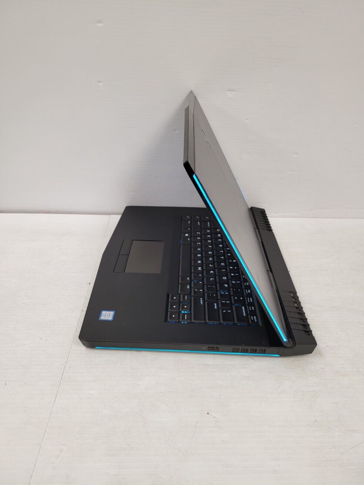 (48629-1) Alienware P69F Gaming Laptop