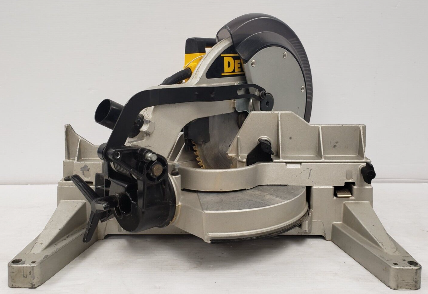 (43576-1) Dewalt D705-04 Miter Saw