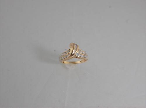 (I-2409) BAGUE EN OR 10K AVEC DIAMANTS EN CONCEPTION DE NOEUD