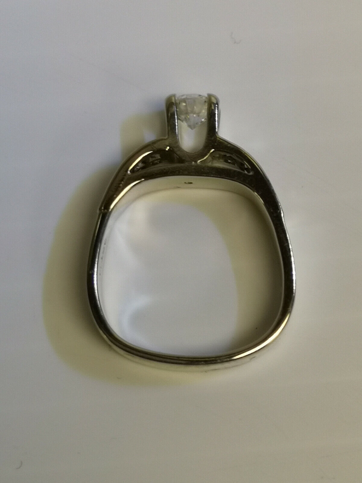 (N45531) 14K White Gold Ring w. Diamonds