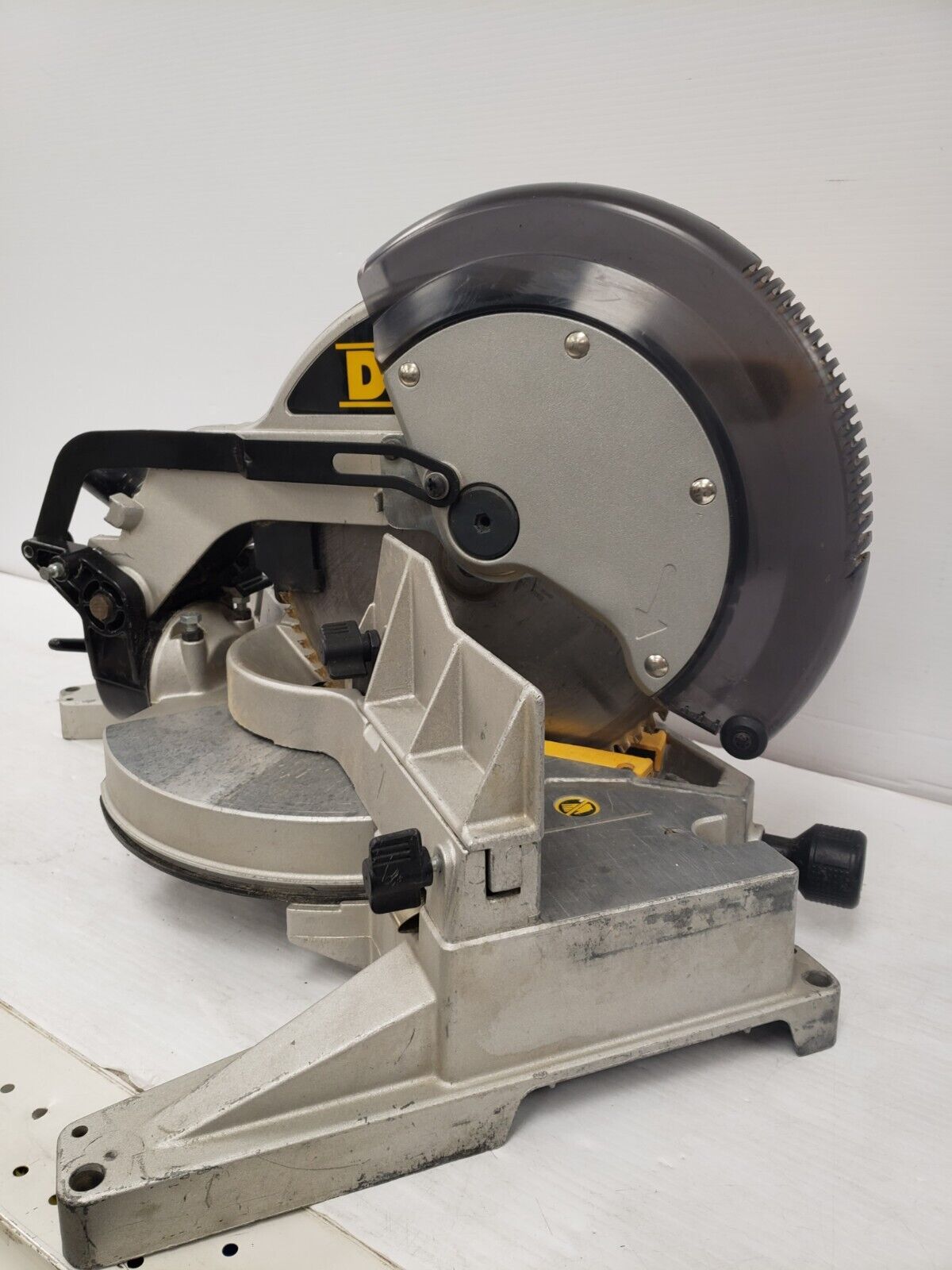 (43576-1) Dewalt D705-04 Miter Saw