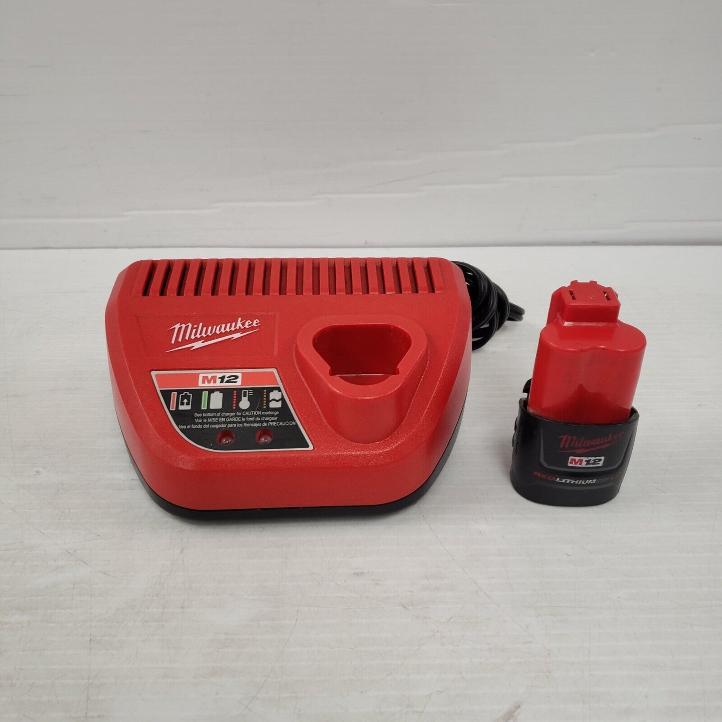 (I-34330) Chargeur et batterie Milwaukee 48-59-2401-1,5 Ah