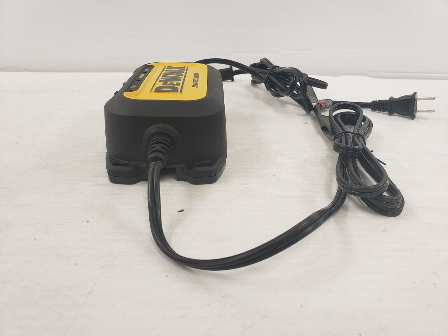 (46103-5) Chargeur de batterie Dewalt DXAEC2CA